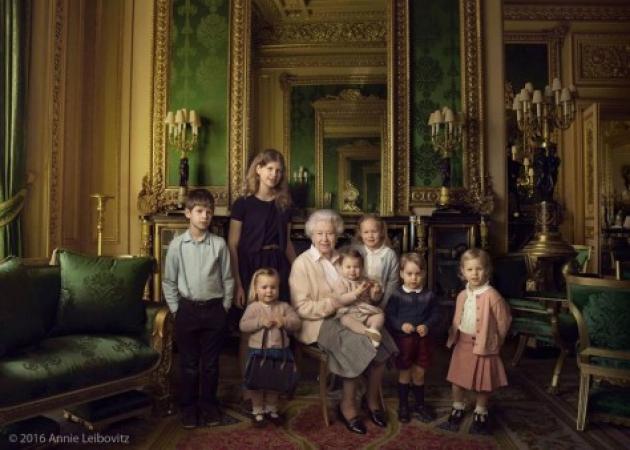 Βασίλισσα ετών 90: Η Ελισάβετ ποζάρει αγκαλιά με εγγόνια και δισέγγονα! Φωτογραφίες