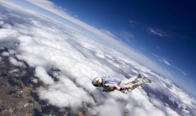 RED BULL STRATOS: Το άλμα του Felix Baumgartner από την άκρη του διαστήματος