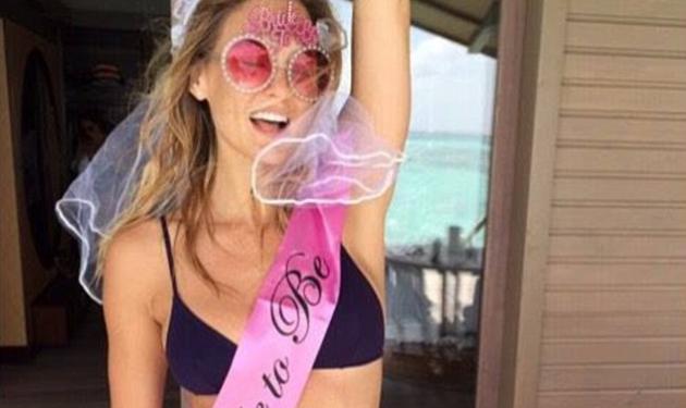 Bar Refaeli: Ποζάρει με σέξι μπικίνι, μια μέρα πριν το γάμο της