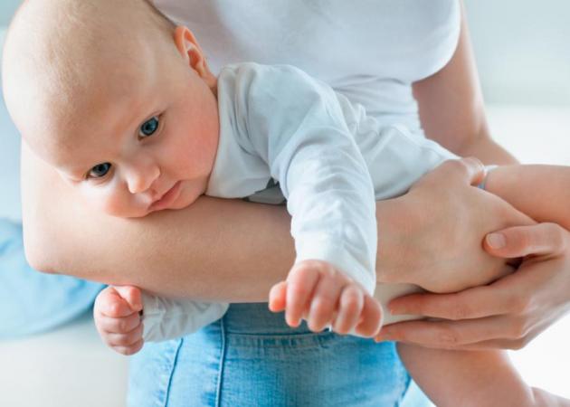 Πώς θα κάνεις το μωρό σου να ρευτεί; Ο παιδίατρος εξηγεί!