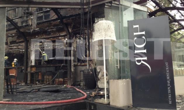Μεγάλη φωτιά στη Γλυφάδα – Καταστράφηκε ένα από τα πιο γνωστά καφέ