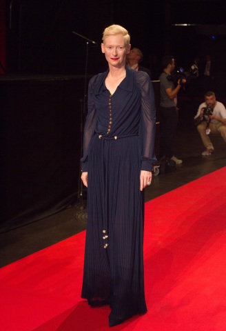 Η Tilda Swinton με Chanel | tlife.gr Η Tilda Swinton με Chanel | tlife.gr