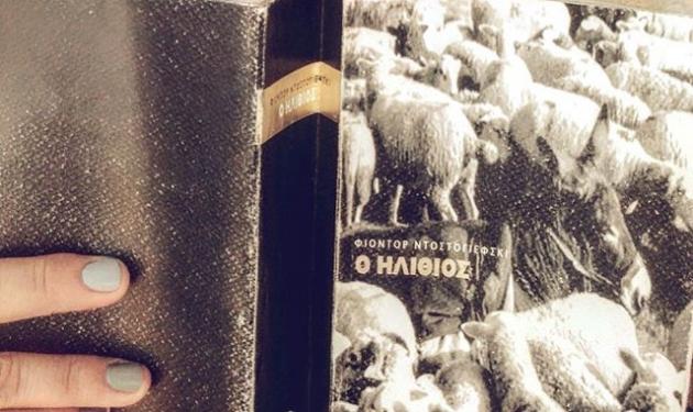 Ποιος διάσημος σκηνοθέτης διαβάζει Ντοστογιέφσκι με… βαμμένα νυχιά;