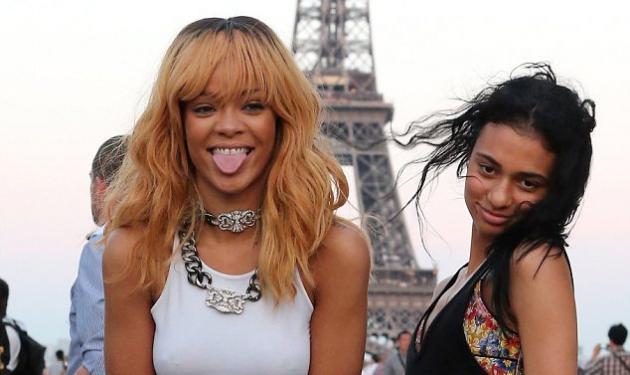 Οι… σκανδαλιάρικες πόζες της Rihanna μπροστά από τον πύργο του Άιφελ!