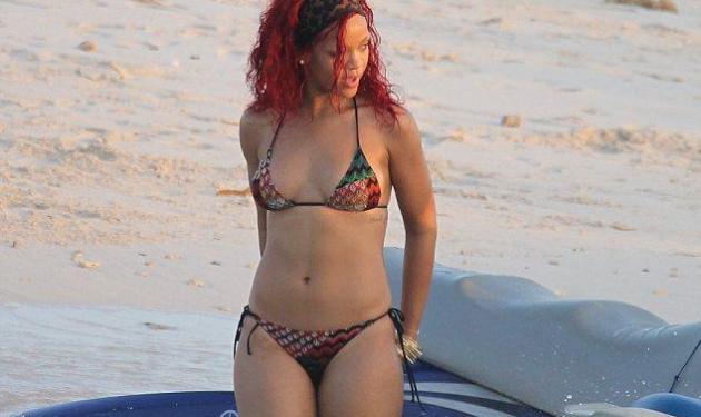 Η Rihanna κάνει τζετ σκι φορώντας ένα αποκαλυπτικό μπικίνι!
