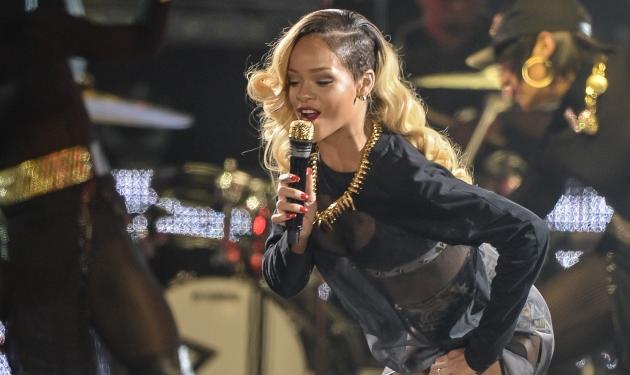 Σε κίνδυνο η Rihanna – Stalker έβγαλε selfie έξω από το σπίτι της και απείλησε να την σκοτώσει
