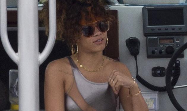 Νέα “καυτή” εμφάνιση της Rihanna που δεν αφήνει πολλά στη φαντασία! Δες φωτογραφίες