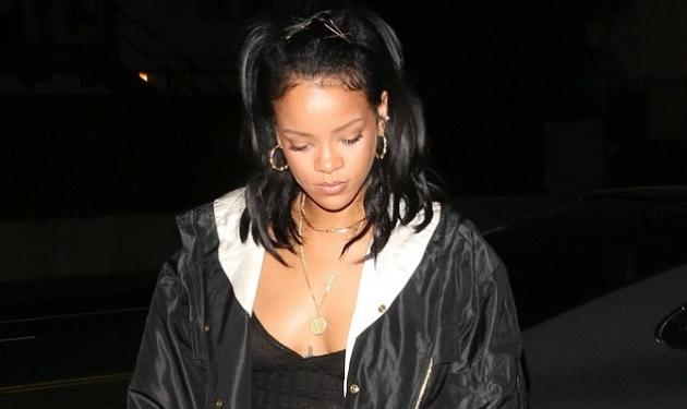 Rihanna: Εμφάνιση χωρίς σουτιέν και με σκουλαρίκι στο στήθος!