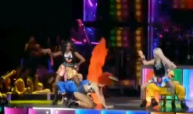 Η τούμπα της Rihanna στην… playback συναυλία της!