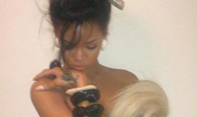 H topless εμφάνιση της Rihanna και τα εσώρουχα του Αrmani!  Δες φωτογραφίες