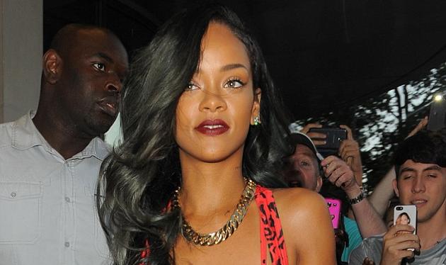 Η συγκλονιστική εμφάνιση της Rihanna κάνοντας shopping στο Λονδίνο!