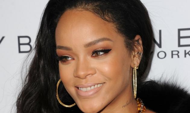 Δες την ατρόμητη Rihanna να κολυμπά μαζί με καρχαρίες! Βίντεο