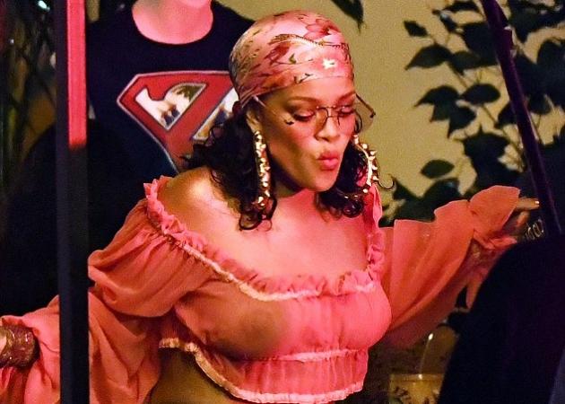 Rihanna: Τι κι αν πήρε λίγα κιλά! Χορεύει με διάφανο μπλουζάκι χωρίς σουτιέν! [pics]