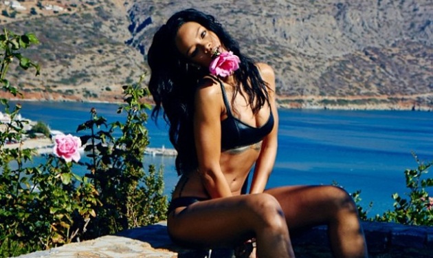 Η Rihanna ανεβάζει ασταμάτητα sexy φωτογραφίες από το ταξίδι-αστραπή στην Ελλάδα!