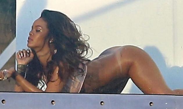 Rihanna: Ποζάρει γυμνή από την μέση και κάτω… και κόβει ανάσες!