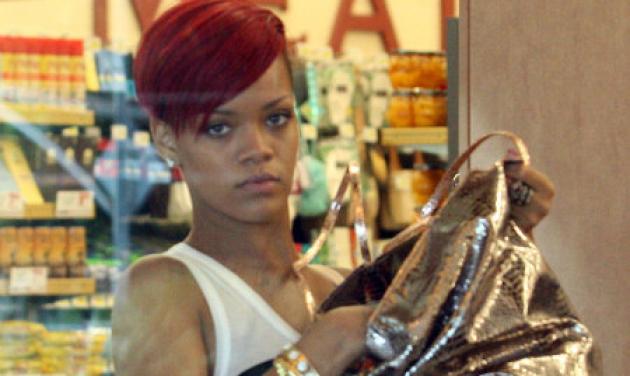 Η Rihanna πιάστηκε να καπνίζει μαριχουάνα!