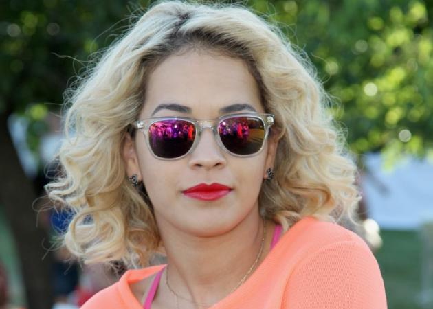Tι γυαλιά ηλίου επιλέγει η Rita Ora;