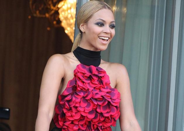 Το στήθος για το πλήθος: H Beyonce φωτογραφίζεται στο Ritz!