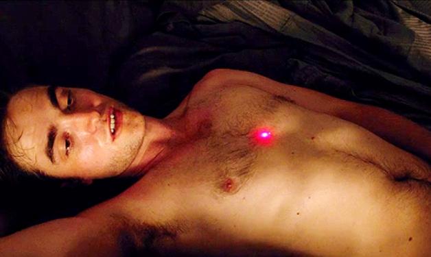 R. Pattinson: Γυμνός, βίαιος και κακός στη νέα του ταινία!