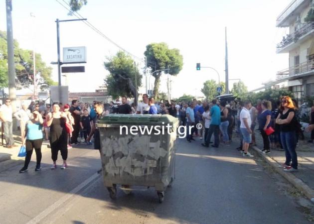 Μενίδι: Χάος στην πορεία διαμαρτυρίας κατά των Ρομά! Μολότοφ και φωτιές σε σπίτια