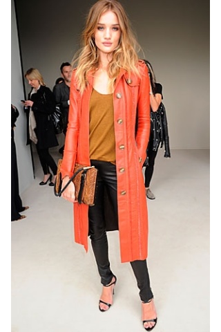H Rosie Huntington- Whiteley με Βurberrys