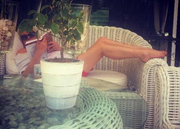 Ρούλα Κορομηλά: Ανοιξιάτικες στιγμές στον κήπο της! [pics]