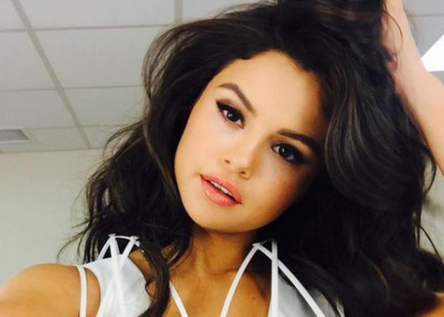AMA 2016: Η Selena Gomez επέστρεψε στο κόκκινο χαλί! Δες το beauty look της!