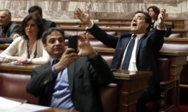 Κυριάκος Μητσοτάκης: Οι selfies στη Βουλή με φόντο τον ωρυόμενο Άδωνι