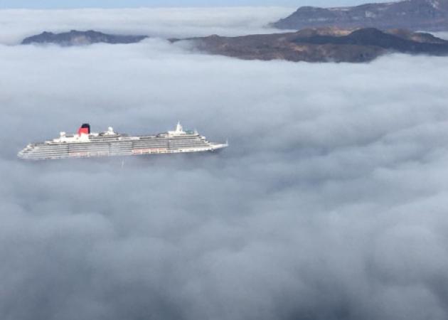 Σαντορίνη: Απίστευτες φωτογραφίες με τα σύννεφα να καλύπτουν τη θάλασσα – Μαγικές εικόνες στην καλντέρα