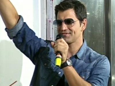 Ο Sakis παρουσίασε τα ρούχα με την υπογραφή του!