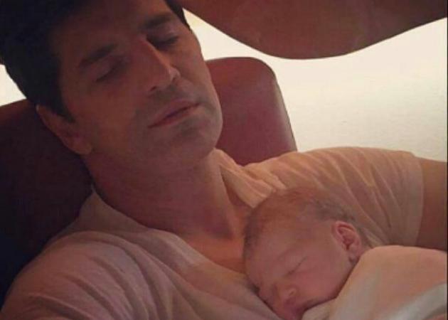 Σάκης Ρουβάς: Η φωτογραφία με το νεογέννητο γιο του έσπασε κάθε ρεκόρ!