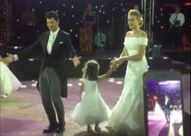Σάκης Ρουβάς – Κάτια Ζυγούλη: Το χορευτικό με τα παιδιά τους στη γαμήλια δεξίωση [vid]