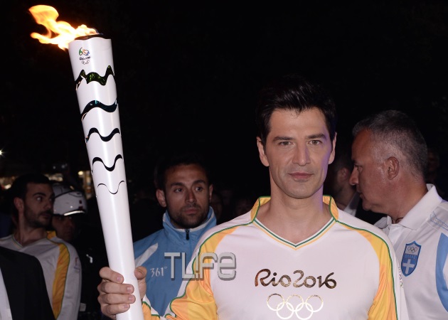 Σάκης Ρουβάς: Λαμπαδηδρόμος με την Ολυμπιακή Φλόγα έφτασε στην Ακρόπολη! Φωτογραφίες