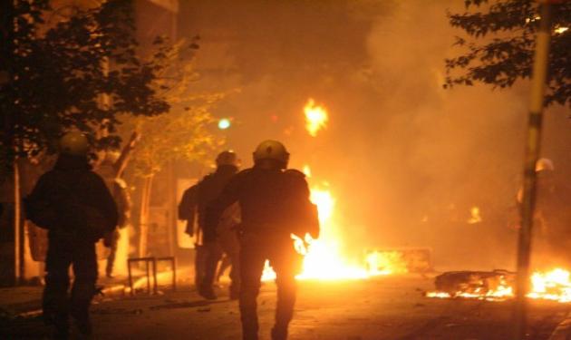 Θεσσαλονίκη: Δύο συλλήψεις για τα επεισόδια – Κρότου – λάμψης έσκασε στα χέρια αστυνομικού