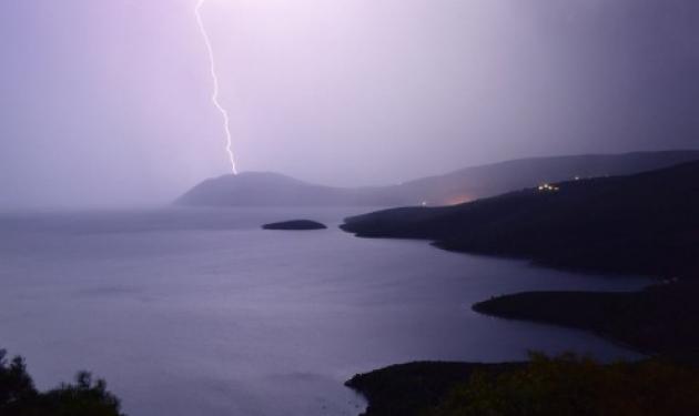 Μαγεύουν οι φωτογραφίες από την ηλεκτρική καταιγίδα στη Σάμο!