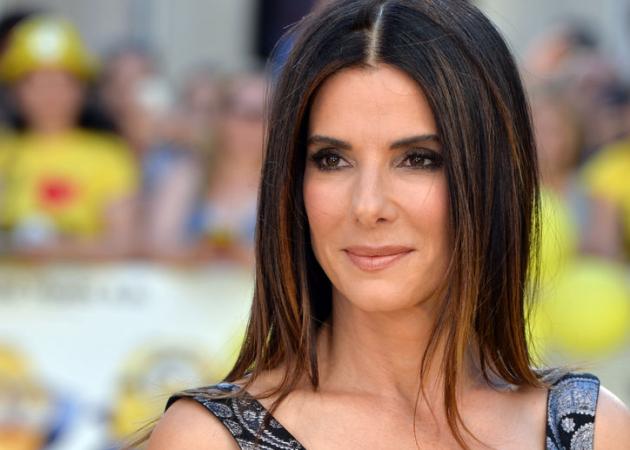 50 and fabulous! Δες την πρώτη εμφάνιση της Sandra Bullock μετά από ένα χρόνο!