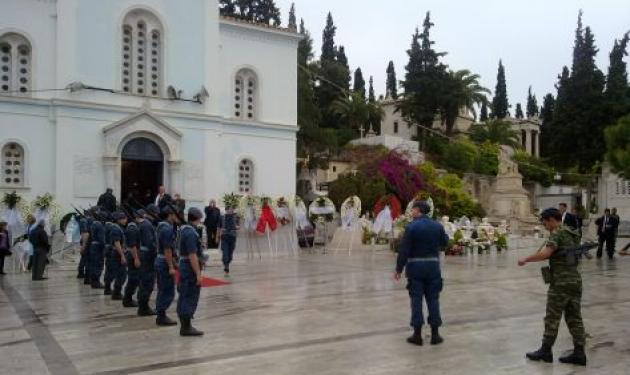 Ένταση στην κηδεία του Σάντα με αποδοκιμασμό του Γιώργου