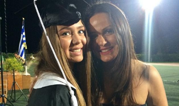 Βίκυ Γεροθόδωρου: Συγκινημένη στην τελετή αποφοίτησης της κόρης της! Φωτογραφίες και video