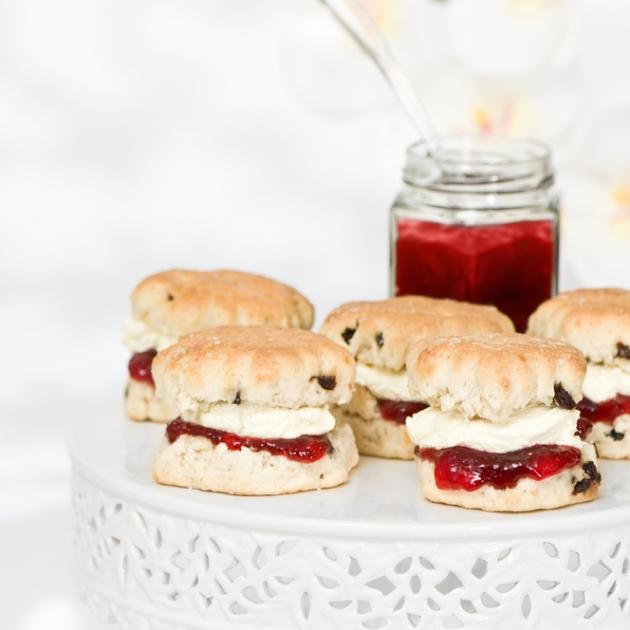 Scones με τυρί κρέμα και μαρμελάδα