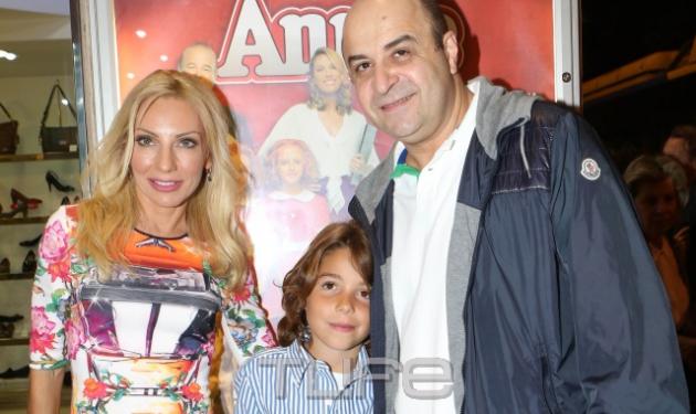 Μάρκος Σεφερλής – Έλενα Τσαβαλιά: Με τον γιο τους στο θέατρο!
