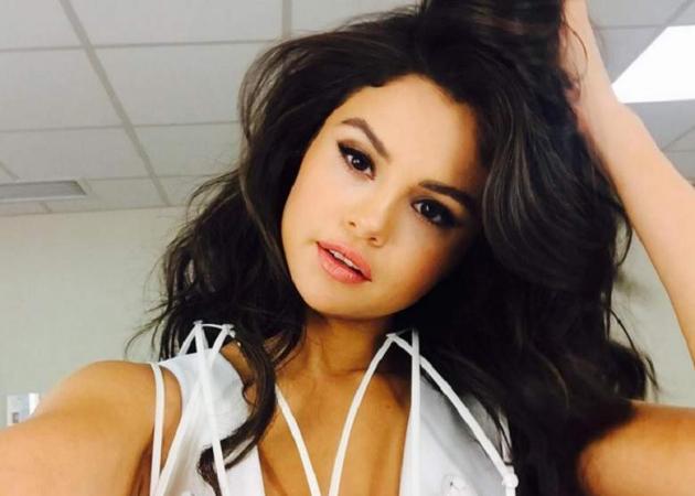 Stop the press! Η Selena Gomez στο πρώτο της make up tutorial! Δες βήμα- βήμα το μακιγιάζ της!