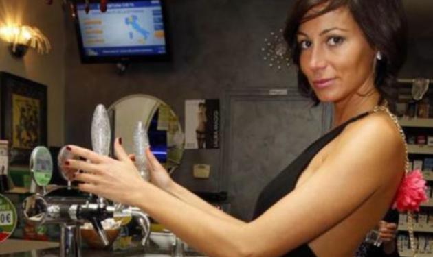 Sexpressο: Ιταλικό καφέ με σέξι ιδιοκτήτρια προκαλεί πανικό στους γάμους των κατοίκων!