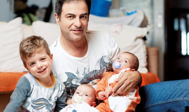 Nεκτάριος Σφυράκης: Φωτογραφίζεται με τα τρίδυμα, μετά το δύσκολο αγώνα για να γίνει πατέρας