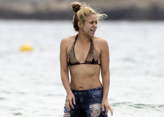 Κορμάρα χωρίς ρετούς στην παραλία η Shakira! Φωτογραφίες