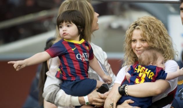 Shakira: Πήρε τα δυο αγόρια της στο γήπεδο για να εμψυχώσουν τον Gerard Pique! Φωτογραφίες