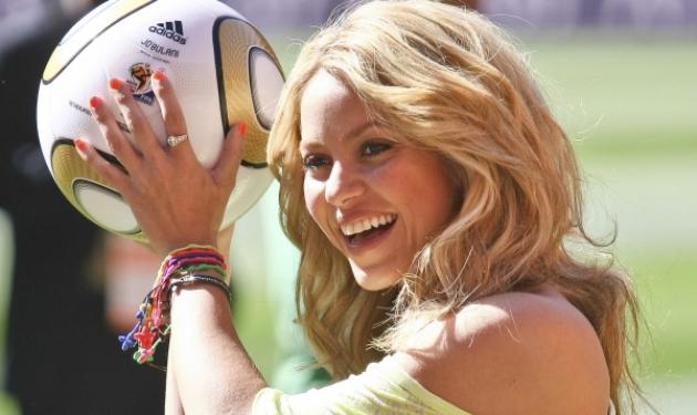 Η Shakira “κολλημένη” με τη μπάλα για χάρη του αγαπημένου της!