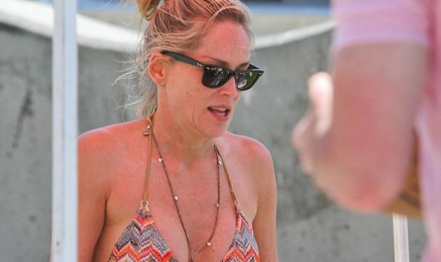 Τι κι αν είναι 54; H Sharon Stone στην παραλία με τέλειο σώμα!