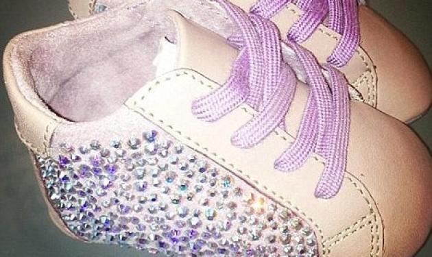 Ποια celebrity έδωσε 620 ευρώ για ένα ζευγάρι παπούτσια με Swarovski στην κόρη της;