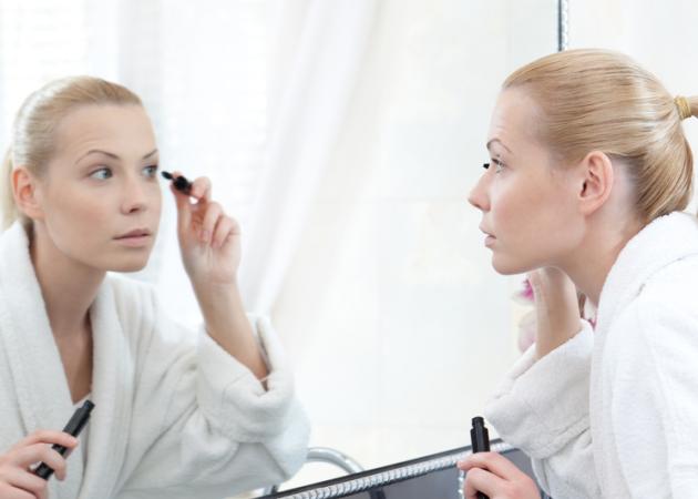 Poll: κάθεσαι ή στέκεσαι όρθια όταν κάνεις make up- μαλλιά;