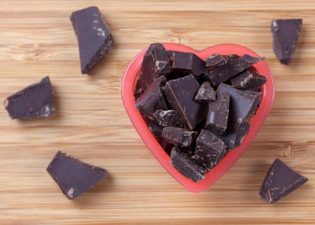 Τι οφέλη έχει η μαύρη σοκολάτα και πόσες φορές την εβδομάδα δικαιούμαι να τρώω;